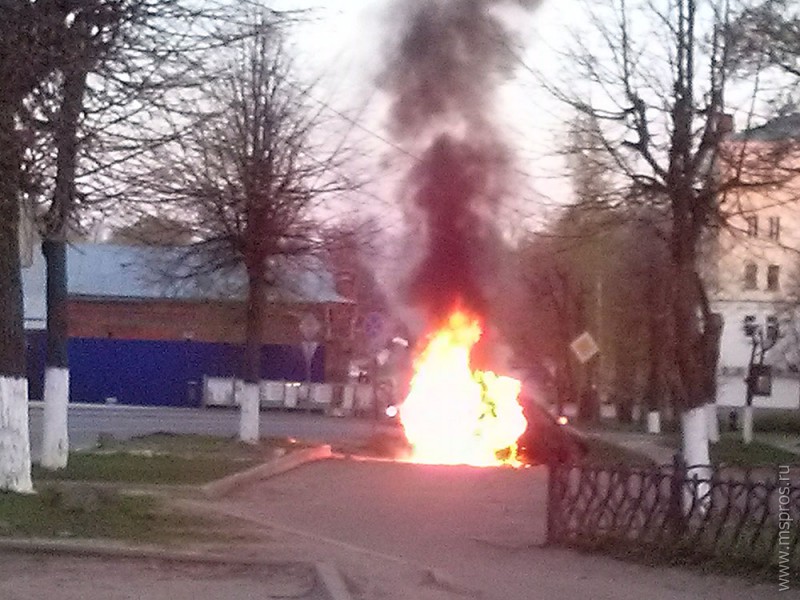 Автомобиль сгорел в центре города