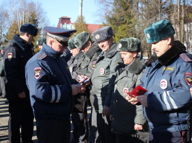 Полицейским вручили памятные медали