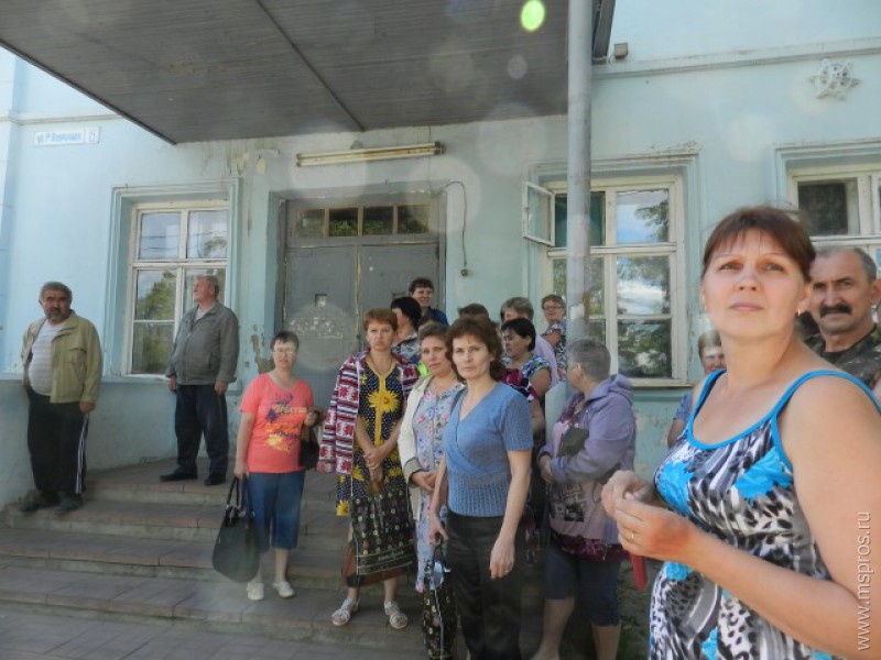 Рабочие  Колобовской фабрики остановили станки