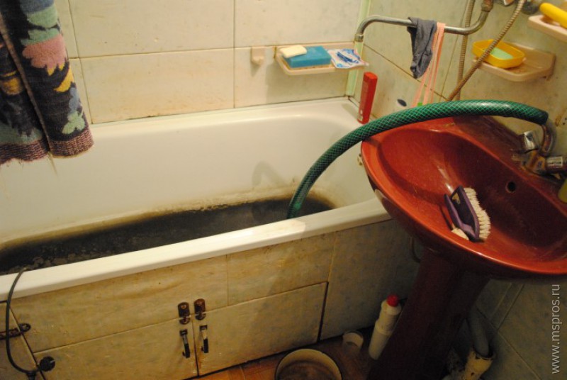 Вот уже  две недели жители Клочкова живут с канализационным засором