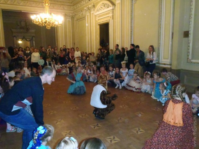 В Павловском дворце  «давали»  праздничную ёлку