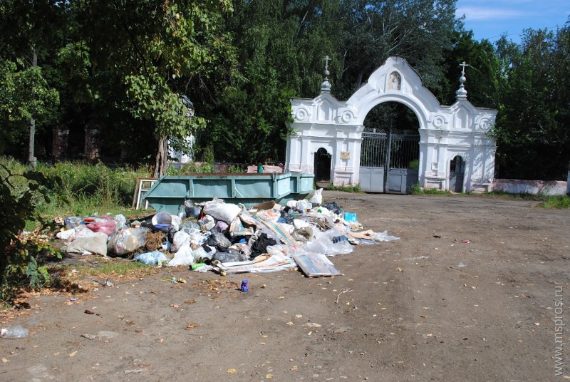 Город борется с мусором возле кладбищ и в частном секторе