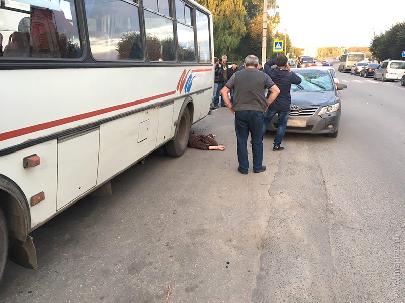 Сбитый машиной пешеход попал под автобус