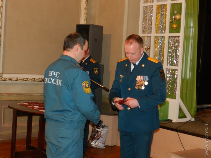 Работников МЧС наградили медалями и грамотами