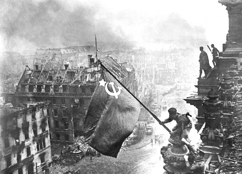 30 апреля 1945 года водружено Знамя Победы над рейхстагом