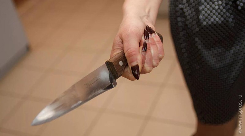 16-летняя девушка пырнула ножом родную мать
