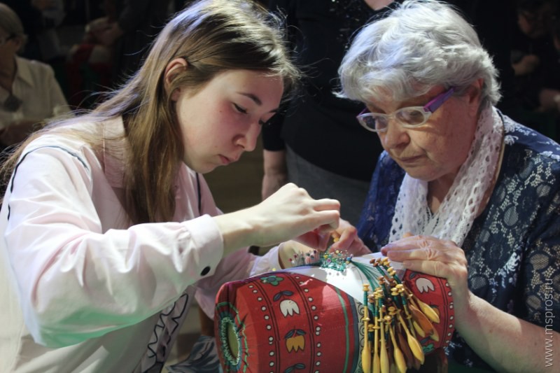Испанцы в восторге: русские дети плетут кружева на коклюшках!