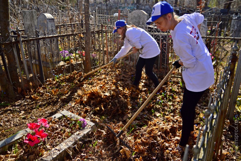 Волонтёры облагородили могилы именитых шуян