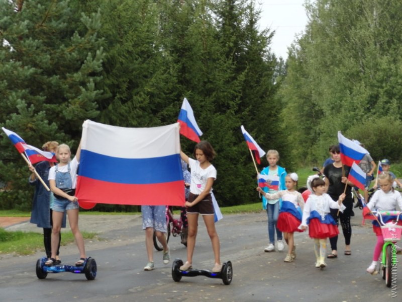 Под флагом России – по улицам села