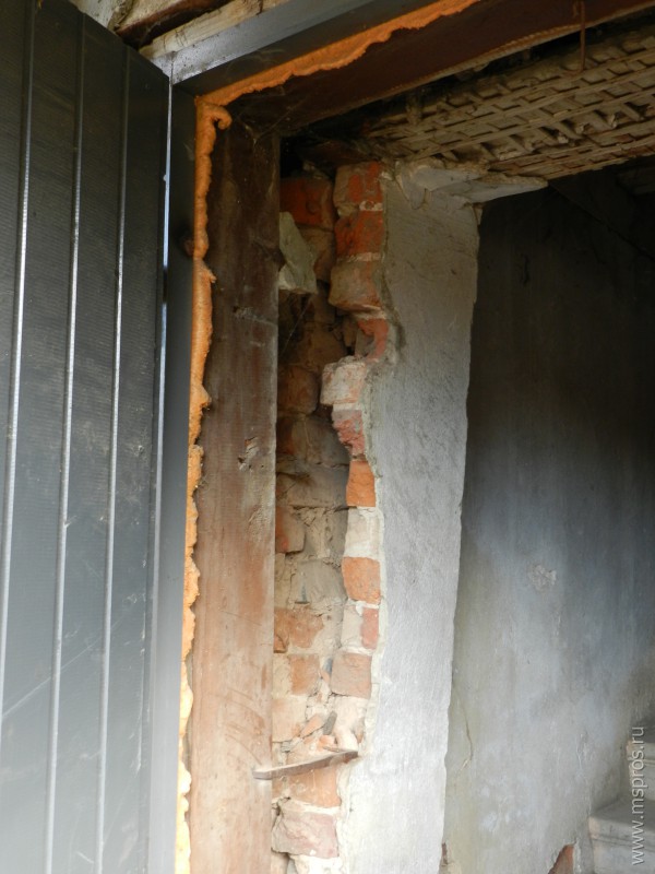 Обрушение части стены аварийного дома