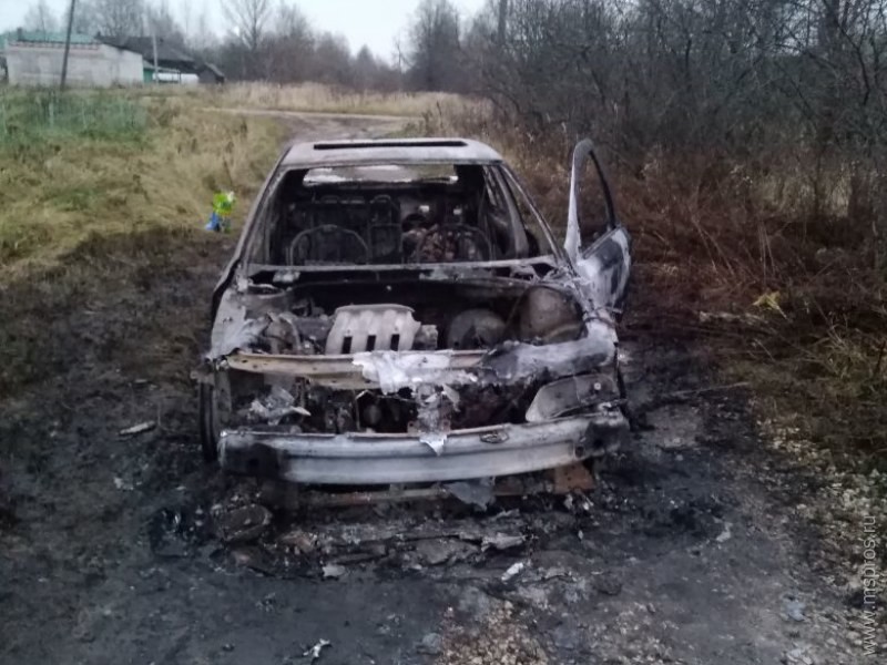 Женщина и ребёнок спаслись из горящего автомобиля