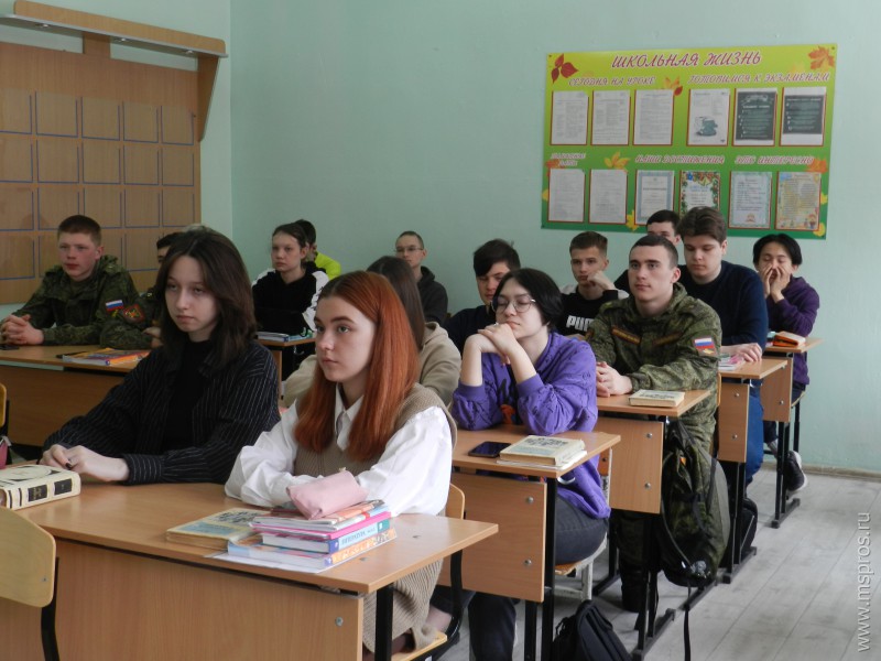 Школьникам  читали стихи  про Чернобыль и Афган