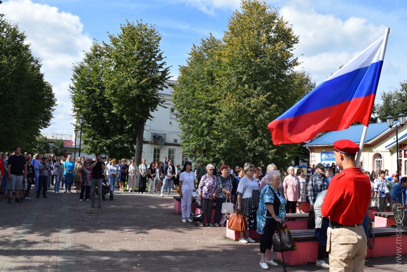 Гордо реет флаг моего государства