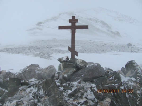 На Памире водружен православный крест 