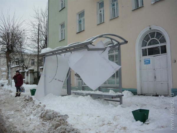  Рухнула крыша автобусной остановки на Советской. Обошлось без жертв.