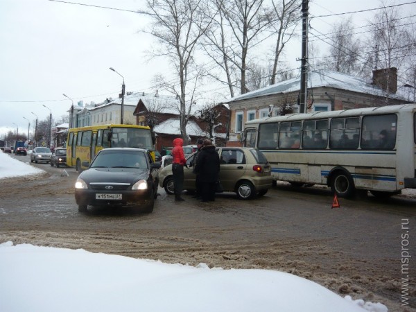 14 января на перекрестке улиц Свердлова и Васильевской столкнулись две легковушки.