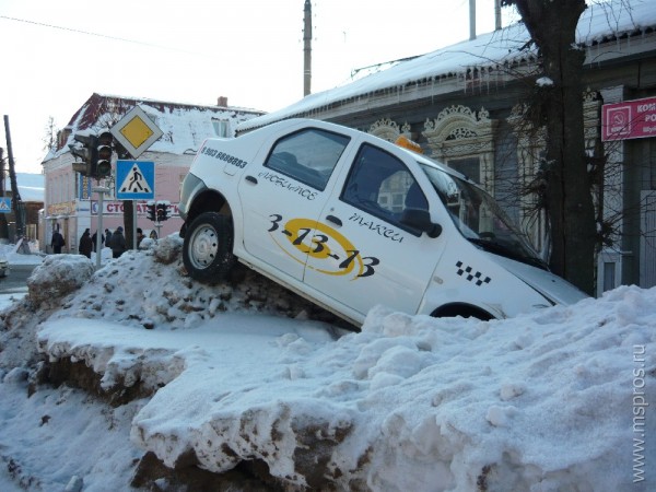 Автомобиль взлетел на снежный бруствер 