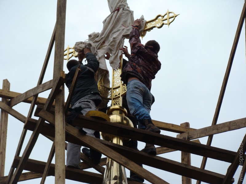 На храме блаженной Ксении Петербургской установлен крест
