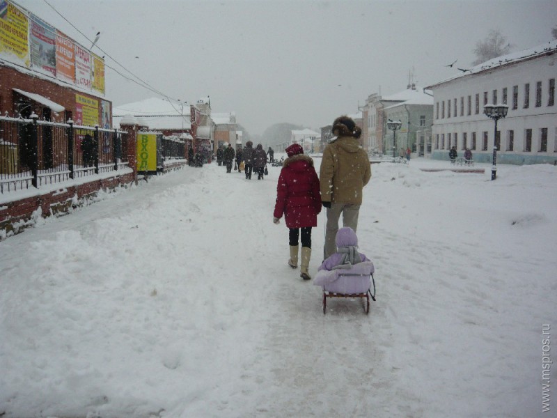 А люди в городе гуляют по льду…