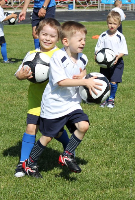 Малыши играют в настоящий футбол