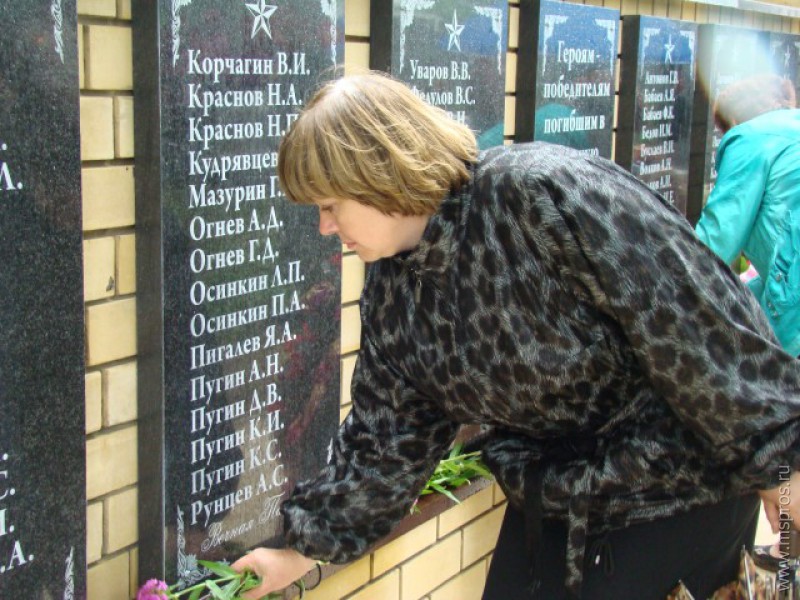 Вспомнить погибших за Родину односельчан пришли к новому мемориалу жители Семейкина.