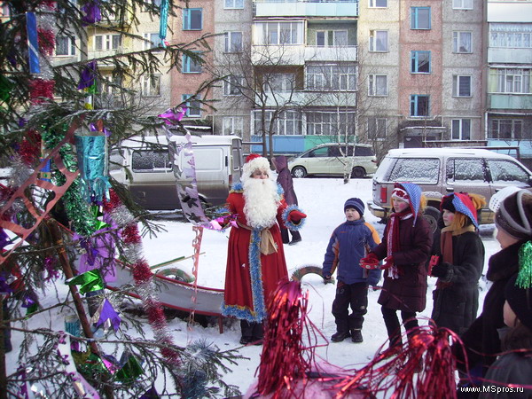 Дед Мороз и компания зажигают во дворе