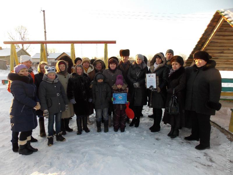 Детскую площадку в Михалеве оценили областные депутаты   