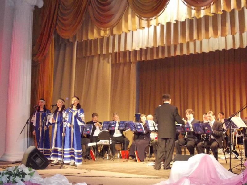 В ГДК играет духовой оркестр