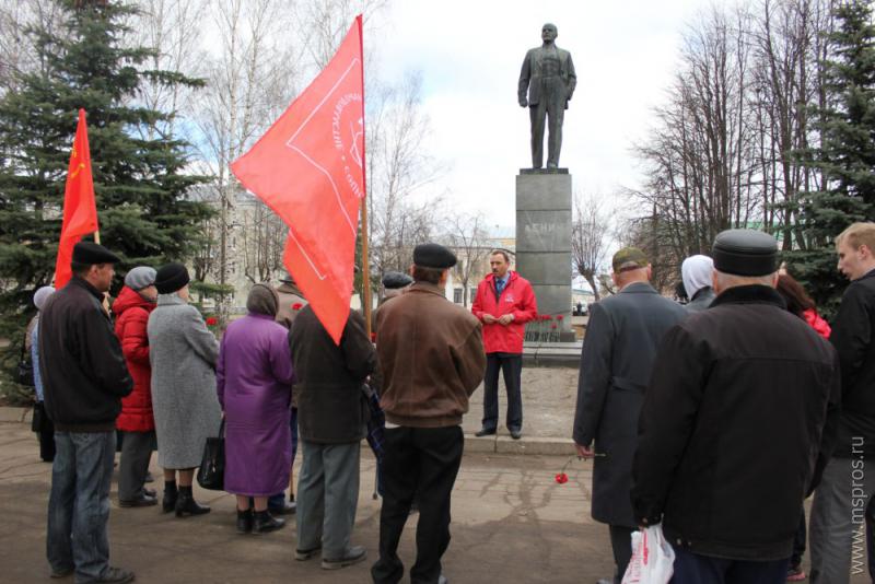 Коммунисты возложили цветы к памятнику Ленина