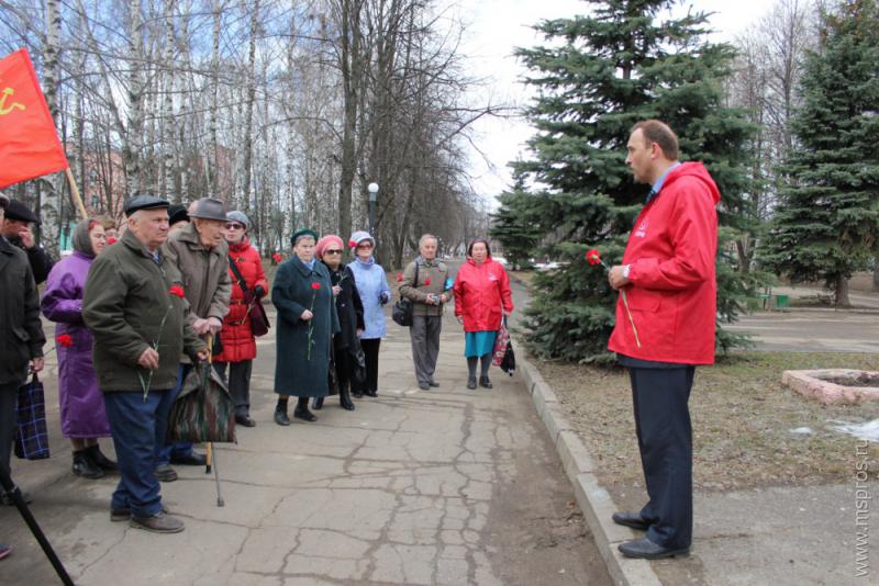 Коммунисты возложили цветы к памятнику Ленина
