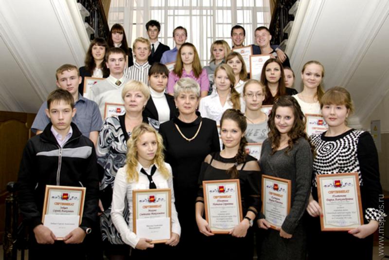 Талантливую молодежь наградили стипендиями