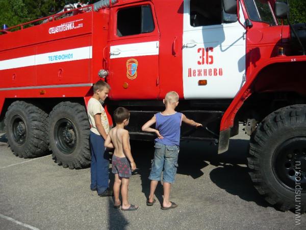 Подростков обучили пожарным навыкам